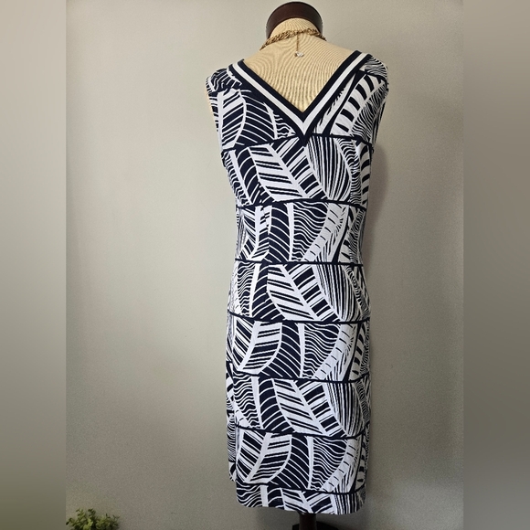 TOMMY BAHAMA Navy and White Stretchy Leaf Print Dress. Size Medium - Picture 7 of 13